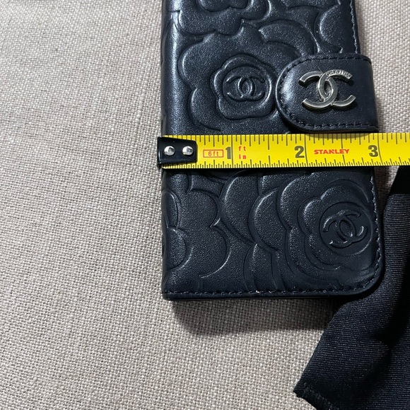 Black camellia cell phone wallet - Picture 6 of 8